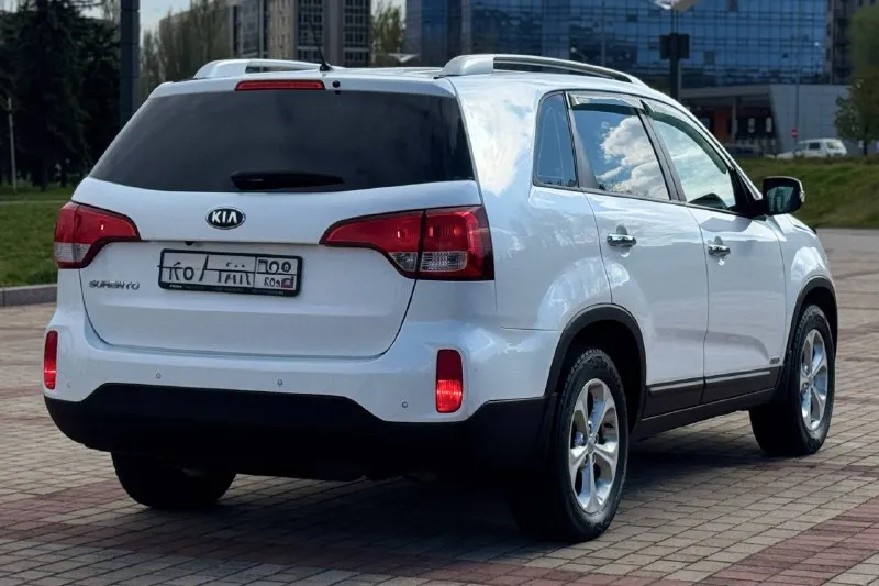 Kia sorento 2014 год двигатель 2.4 бензин коробка автомат пробег 174тыс. км автомобиль в отличном состоянии, авто обслужен от и до, вложения не требует не какого от слова совсем ! комплектация электропривод зеркал полный привод помощь при спуске круизконтроль мультируль без ключевой доступ запуск старт stop камера заднего вида климат контроль двух зоны подогрев сидений подогрев зеркал подогрев дворников подогрев руля антибликовое зеркало датчик света датчик дождя два ключа abs esp airbag бортовой компьютер четыре стеклоподъемника с документами все в полном порядке, продажа с полным переоформлением в гаи г. донецк цена 1.570.000 звоните остальное по тел. +79496447942 возможно продажа в кредит - фотография - 4