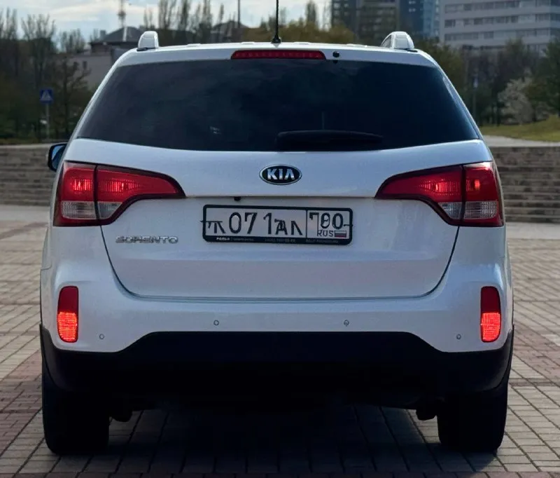 Kia sorento 2014 год двигатель 2.4 бензин коробка автомат пробег 174тыс. км автомобиль в отличном состоянии, авто обслужен от и до, вложения не требует не какого от слова совсем ! комплектация электропривод зеркал полный привод помощь при спуске круизконтроль мультируль без ключевой доступ запуск старт stop камера заднего вида климат контроль двух зоны подогрев сидений подогрев зеркал подогрев дворников подогрев руля антибликовое зеркало датчик света датчик дождя два ключа abs esp airbag бортовой компьютер четыре стеклоподъемника с документами все в полном порядке, продажа с полным переоформлением в гаи г. донецк цена 1.570.000 звоните остальное по тел. +79496447942 возможно продажа в кредит - фотография - 5
