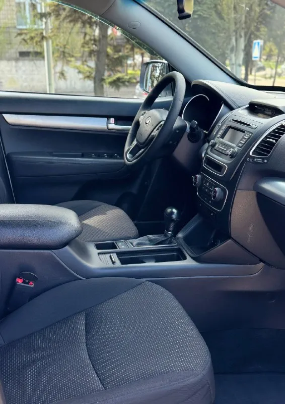 Kia sorento 2014 год двигатель 2.4 бензин коробка автомат пробег 174тыс. км автомобиль в отличном состоянии, авто обслужен от и до, вложения не требует не какого от слова совсем ! комплектация электропривод зеркал полный привод помощь при спуске круизконтроль мультируль без ключевой доступ запуск старт stop камера заднего вида климат контроль двух зоны подогрев сидений подогрев зеркал подогрев дворников подогрев руля антибликовое зеркало датчик света датчик дождя два ключа abs esp airbag бортовой компьютер четыре стеклоподъемника с документами все в полном порядке, продажа с полным переоформлением в гаи г. донецк цена 1.570.000 звоните остальное по тел. +79496447942 возможно продажа в кредит - фотография - 8