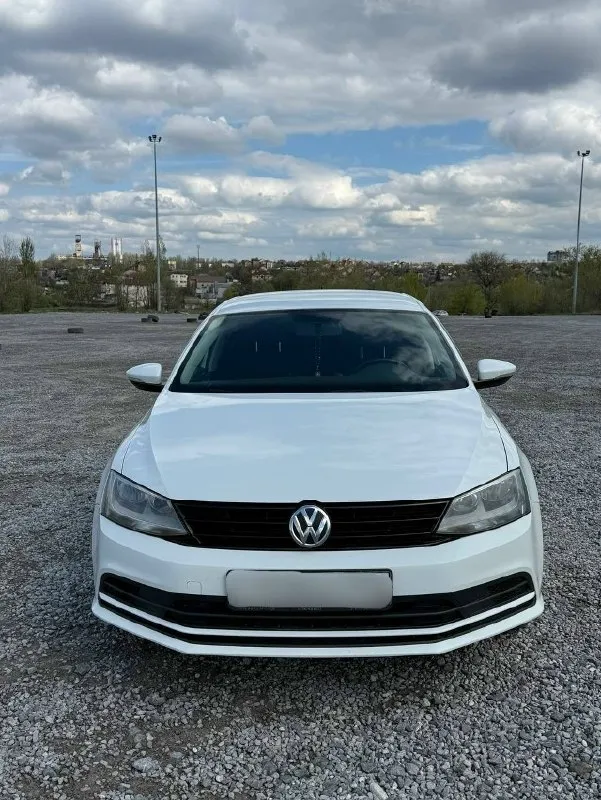 Продам volkswagen jetta 6 2016 года в идеальном состоянии, в заводском окрасе без единого дтп🔥 двигатель 1.6 атмосферный в паре с механической коробкой передач. оригинальный пробег 214 тысяч км🔥(любые проверки) автомобиль диллерский,2 хозяина за все время. обслуживался вовремя, никаких нареканий по автомобилю нету. двигатель ни грамма масла не берет, не дымит, не троит. коробка не шумит, передачи не выбивает. салон в около идеальном состоянии. по ходовой части без нареканий, ничего не стучит не гремит. любые проверки на любом сто за ваш счет. за машину не стыдно. в автомобиле есть все для комфортной езды:кондиционер(заправлен, дует очень хорошо), подогревы сидений, подогрев заднего стекла и боковых зеркал,4 электро стеклоподьемника, сигнализация с автозапуском, камера заднего вида. машиной будете довольны, абсолютно без вложений. осмотр в городе донецк. цена: 1.050🍋(торг у капота) +79493320003 📞 звоните: +7(949)3320003 - фотография - 1