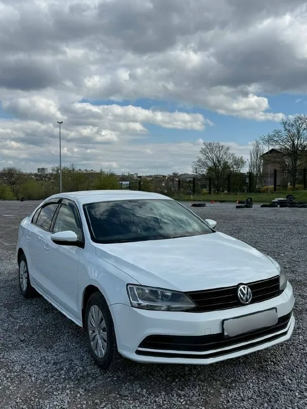 Продам volkswagen jetta 6 2016 года в идеальном состоянии, в заводском окрасе без единого дтп🔥 двигатель 1.6 атмосферный в паре с механической коробкой передач. оригинальный пробег 214 тысяч км🔥(любые проверки) автомобиль диллерский,2 хозяина за все время. обслуживался вовремя, никаких нареканий по автомобилю нету. двигатель ни грамма масла не берет, не дымит, не троит. коробка не шумит, передачи не выбивает. салон в около идеальном состоянии. по ходовой части без нареканий, ничего не стучит не гремит. любые проверки на любом сто за ваш счет. за машину не стыдно. в автомобиле есть все для комфортной езды:кондиционер(заправлен, дует очень хорошо), подогревы сидений, подогрев заднего стекла и боковых зеркал,4 электро стеклоподьемника, сигнализация с автозапуском, камера заднего вида. машиной будете довольны, абсолютно без вложений. осмотр в городе донецк. цена: 1.050🍋(торг у капота) +79493320003 📞 звоните: +7(949)3320003 - фотография - 2