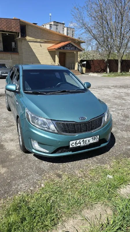 Продам kia рио хетчбэк 2013 года объем двигателя 1.6 коробка передач автомат пробег 237.000 (родной!) я третья хозяйка по птс, продаю с полным переоформлением в мрео машина была пригнана мне из краснодарского края, тоже ездила девушка. в салоне не курили! машина полностью обслужена, ходовая часть, масла, фильтры, нет ни одной ошибки по электрике, полностью менялась система охлаждения (компрессор, радиатор, промывка системы, всё новое) кондиционер заправлен. масло не ест вообще, коробка переключает плавно. есть следы сколов и царапины в силу возраста. видео скину по запросу. нет ржавчины и гнили нигде. остальные вопросы по телефону и вин код по запросу +79498177577 инна рассмотрю обмен на машину дороже, с моей доплатой. цена 890 тысяч рублей 📞 звоните: +7(949)8177577 - фотография - 2