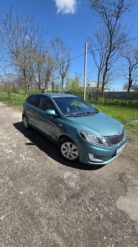 Продам kia рио хетчбэк 2013 года объем двигателя 1.6 коробка передач автомат пробег 237.000 (родной!) я третья хозяйка по птс, продаю с полным переоформлением в мрео машина была пригнана мне из краснодарского края, тоже ездила девушка. в салоне не курили! машина полностью обслужена, ходовая часть, масла, фильтры, нет ни одной ошибки по электрике, полностью менялась система охлаждения (компрессор, радиатор, промывка системы, всё новое) кондиционер заправлен. масло не ест вообще, коробка переключает плавно. есть следы сколов и царапины в силу возраста. видео скину по запросу. нет ржавчины и гнили нигде. остальные вопросы по телефону и вин код по запросу +79498177577 инна рассмотрю обмен на машину дороже, с моей доплатой. цена 890 тысяч рублей 📞 звоните: +7(949)8177577 - фотография - 3