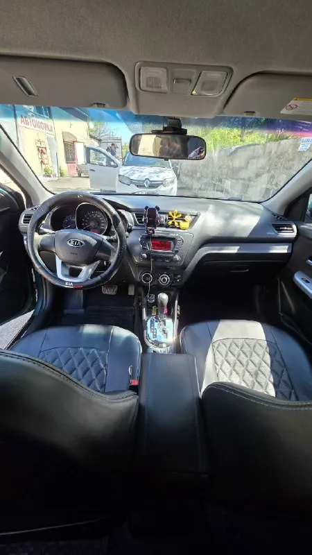 Продам kia рио хетчбэк 2013 года объем двигателя 1.6 коробка передач автомат пробег 237.000 (родной!) я третья хозяйка по птс, продаю с полным переоформлением в мрео машина была пригнана мне из краснодарского края, тоже ездила девушка. в салоне не курили! машина полностью обслужена, ходовая часть, масла, фильтры, нет ни одной ошибки по электрике, полностью менялась система охлаждения (компрессор, радиатор, промывка системы, всё новое) кондиционер заправлен. масло не ест вообще, коробка переключает плавно. есть следы сколов и царапины в силу возраста. видео скину по запросу. нет ржавчины и гнили нигде. остальные вопросы по телефону и вин код по запросу +79498177577 инна рассмотрю обмен на машину дороже, с моей доплатой. цена 890 тысяч рублей 📞 звоните: +7(949)8177577 - фотография - 5