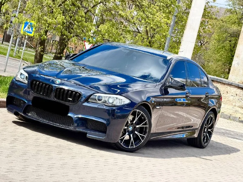 Bmw 530d f10 xdrive год выпуска 2012 цена - 1.870.000₽ двигатель - 3.0d тел. - +79493902663 либо +7 (949) 679-98-14 продам шикарную полноприводную bmw в идеальнейшем состоянии, без каких либо изъянов по кузову, двигателю, кпп и ходовой части. авто без единой ошибки, обслужена полностью от и до. вложено много средств и времени, осталось только заправлять и получать удовольствие от вождения и внешнего вида. авто в богатой комплектации с дотяжками дверей, большим монитором, красивом обвесе, разноширокими дисками, прошита на stage 2 ( едет будь здоров ) установлен м руль с лепестками если войдете в азарт) раздвоенный выхлоп на 65 трубе от начала до конца. контурная подсветка по всему салону и многое другое. работает каждая лампочка и каждая кнопочка. затонирована в круг и покрыта керамикой, без внимания на дороге не оставит. - фотография - 1