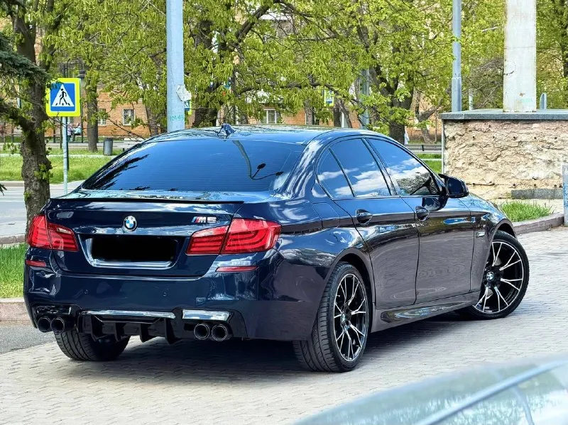 Bmw 530d f10 xdrive год выпуска 2012 цена - 1.870.000₽ двигатель - 3.0d тел. - +79493902663 либо +7 (949) 679-98-14 продам шикарную полноприводную bmw в идеальнейшем состоянии, без каких либо изъянов по кузову, двигателю, кпп и ходовой части. авто без единой ошибки, обслужена полностью от и до. вложено много средств и времени, осталось только заправлять и получать удовольствие от вождения и внешнего вида. авто в богатой комплектации с дотяжками дверей, большим монитором, красивом обвесе, разноширокими дисками, прошита на stage 2 ( едет будь здоров ) установлен м руль с лепестками если войдете в азарт) раздвоенный выхлоп на 65 трубе от начала до конца. контурная подсветка по всему салону и многое другое. работает каждая лампочка и каждая кнопочка. затонирована в круг и покрыта керамикой, без внимания на дороге не оставит. - фотография - 4