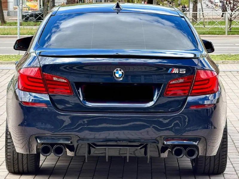 Bmw 530d f10 xdrive год выпуска 2012 цена - 1.870.000₽ двигатель - 3.0d тел. - +79493902663 либо +7 (949) 679-98-14 продам шикарную полноприводную bmw в идеальнейшем состоянии, без каких либо изъянов по кузову, двигателю, кпп и ходовой части. авто без единой ошибки, обслужена полностью от и до. вложено много средств и времени, осталось только заправлять и получать удовольствие от вождения и внешнего вида. авто в богатой комплектации с дотяжками дверей, большим монитором, красивом обвесе, разноширокими дисками, прошита на stage 2 ( едет будь здоров ) установлен м руль с лепестками если войдете в азарт) раздвоенный выхлоп на 65 трубе от начала до конца. контурная подсветка по всему салону и многое другое. работает каждая лампочка и каждая кнопочка. затонирована в круг и покрыта керамикой, без внимания на дороге не оставит. 📲 tg: @vladimir_23_23_23 📞 звоните: +7(949)3902663 - фотография - 10