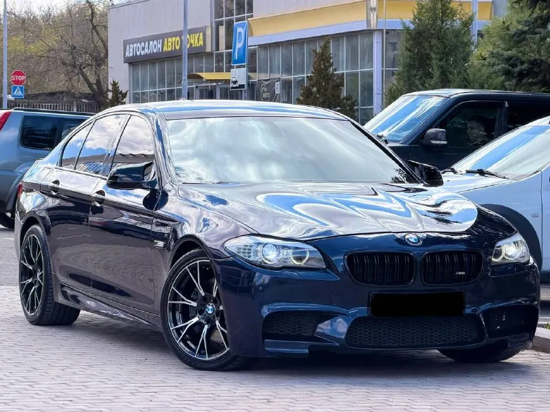 Bmw 530d f10 xdrive год выпуска 2012 цена - 1.870.000₽ двигатель - 3.0d тел. - +79493902663 либо +7 (949) 679-98-14 продам шикарную полноприводную bmw в идеальнейшем состоянии, без каких либо изъянов по кузову, двигателю, кпп и ходовой части. авто без единой ошибки, обслужена полностью от и до. вложено много средств и времени, осталось только заправлять и получать удовольствие от вождения и внешнего вида. авто в богатой комплектации с дотяжками дверей, большим монитором, красивом обвесе, разноширокими дисками, прошита на stage 2 ( едет будь здоров ) установлен м руль с лепестками если войдете в азарт) раздвоенный выхлоп на 65 трубе от начала до конца. контурная подсветка по всему салону и многое другое. работает каждая лампочка и каждая кнопочка. затонирована в круг и покрыта керамикой, без внимания на дороге не оставит. 📲 tg: @vladimir_23_23_23 📞 звоните: +7(949)3902663 - фотография - 2