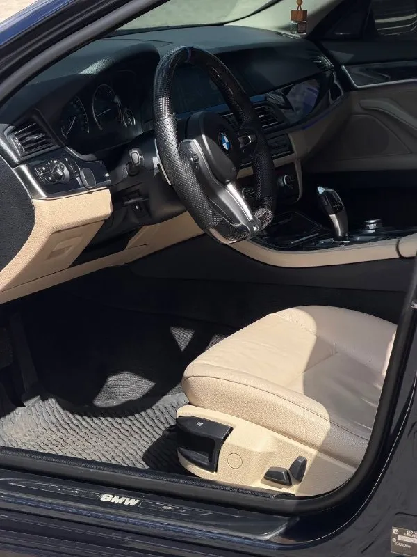 Bmw 530d f10 xdrive год выпуска 2012 цена - 1.870.000₽ двигатель - 3.0d тел. - +79493902663 либо +7 (949) 679-98-14 продам шикарную полноприводную bmw в идеальнейшем состоянии, без каких либо изъянов по кузову, двигателю, кпп и ходовой части. авто без единой ошибки, обслужена полностью от и до. вложено много средств и времени, осталось только заправлять и получать удовольствие от вождения и внешнего вида. авто в богатой комплектации с дотяжками дверей, большим монитором, красивом обвесе, разноширокими дисками, прошита на stage 2 ( едет будь здоров ) установлен м руль с лепестками если войдете в азарт) раздвоенный выхлоп на 65 трубе от начала до конца. контурная подсветка по всему салону и многое другое. работает каждая лампочка и каждая кнопочка. затонирована в круг и покрыта керамикой, без внимания на дороге не оставит. 📲 tg: @vladimir_23_23_23 📞 звоните: +7(949)3902663 - фотография - 6