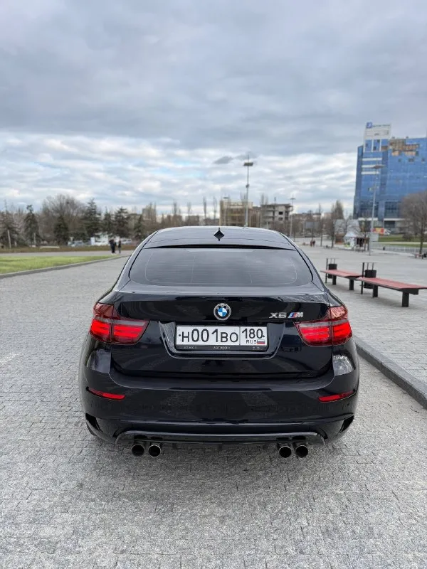 🔥 горячий лот! 🔥 bmw x6 m (e71) — мощь, стиль и адреналин в одном флаконе! представьте: вы за рулём этого красавца, под капотом рычит мощный мотор, а все взгляды прикованы к вам. этот x6 m — не просто автомобиль, это заявление! что делает его особенным: пробег всего 90 000 км — машина почти новая! без дтп и окраски — кузов в заводском состоянии, всё родное. реальная история обслуживания — всё делалось вовремя, есть документы. полный фарш: m‑пакет, спорт‑сиденья, проекция, камеры, звук — всё, что нужно для удовольствия за рулём. готов к любым приключениям — полный привод xdrive не подведёт ни в городе, ни на трассе. за рулём вы почувствуете настоящую мощь и управляемость, которой славится m‑серия. это не просто транспорт — это эмоции! цена: 2.750000руб. реальному покупателю — разумный торг. не упустите шанс стать владельцем этого красавца! звоните прямо сейчас: или пишите. осмотр по адресу: [г горловка]. готов ответить на все вопросы и организовать тест‑драйв! 📞 звоните: +7(949)3343331 - фотография - 2