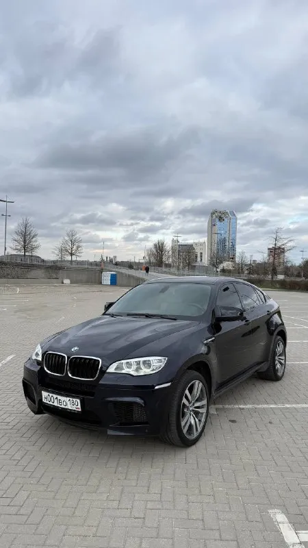 🔥 горячий лот! 🔥 bmw x6 m (e71) — мощь, стиль и адреналин в одном флаконе! представьте: вы за рулём этого красавца, под капотом рычит мощный мотор, а все взгляды прикованы к вам. этот x6 m — не просто автомобиль, это заявление! что делает его особенным: пробег всего 90 000 км — машина почти новая! без дтп и окраски — кузов в заводском состоянии, всё родное. реальная история обслуживания — всё делалось вовремя, есть документы. полный фарш: m‑пакет, спорт‑сиденья, проекция, камеры, звук — всё, что нужно для удовольствия за рулём. готов к любым приключениям — полный привод xdrive не подведёт ни в городе, ни на трассе. за рулём вы почувствуете настоящую мощь и управляемость, которой славится m‑серия. это не просто транспорт — это эмоции! цена: 2.750000руб. реальному покупателю — разумный торг. не упустите шанс стать владельцем этого красавца! звоните прямо сейчас: или пишите. осмотр по адресу: [г горловка]. готов ответить на все вопросы и организовать тест‑драйв! 📞 звоните: +7(949)3343331 - фотография - 3