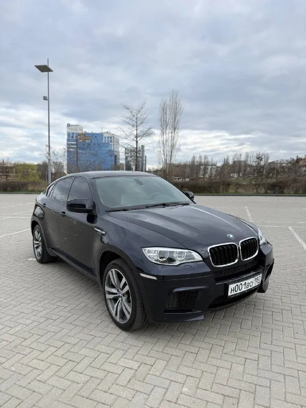 🔥 горячий лот! 🔥 bmw x6 m (e71) — мощь, стиль и адреналин в одном флаконе! представьте: вы за рулём этого красавца, под капотом рычит мощный мотор, а все взгляды прикованы к вам. этот x6 m — не просто автомобиль, это заявление! что делает его особенным: пробег всего 90 000 км — машина почти новая! без дтп и окраски — кузов в заводском состоянии, всё родное. реальная история обслуживания — всё делалось вовремя, есть документы. полный фарш: m‑пакет, спорт‑сиденья, проекция, камеры, звук — всё, что нужно для удовольствия за рулём. готов к любым приключениям — полный привод xdrive не подведёт ни в городе, ни на трассе. за рулём вы почувствуете настоящую мощь и управляемость, которой славится m‑серия. это не просто транспорт — это эмоции! цена: 2.750000руб. реальному покупателю — разумный торг. не упустите шанс стать владельцем этого красавца! звоните прямо сейчас: или пишите. осмотр по адресу: [г горловка]. готов ответить на все вопросы и организовать тест‑драйв! 📞 звоните: +7(949)3343331 - фотография - 4
