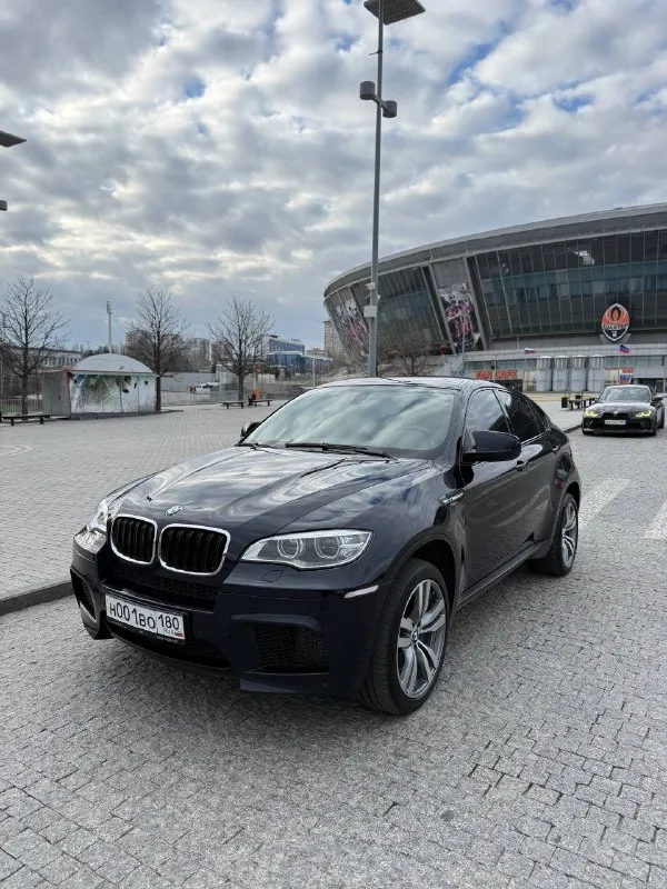 🔥 горячий лот! 🔥 bmw x6 m (e71) — мощь, стиль и адреналин в одном флаконе! представьте: вы за рулём этого красавца, под капотом рычит мощный мотор, а все взгляды прикованы к вам. этот x6 m — не просто автомобиль, это заявление! что делает его особенным: пробег всего 90 000 км — машина почти новая! без дтп и окраски — кузов в заводском состоянии, всё родное. реальная история обслуживания — всё делалось вовремя, есть документы. полный фарш: m‑пакет, спорт‑сиденья, проекция, камеры, звук — всё, что нужно для удовольствия за рулём. готов к любым приключениям — полный привод xdrive не подведёт ни в городе, ни на трассе. за рулём вы почувствуете настоящую мощь и управляемость, которой славится m‑серия. это не просто транспорт — это эмоции! цена: 2.750000руб. реальному покупателю — разумный торг. не упустите шанс стать владельцем этого красавца! звоните прямо сейчас: или пишите. осмотр по адресу: [г горловка]. готов ответить на все вопросы и организовать тест‑драйв! 📞 звоните: +7(949)3343331 - фотография - 5