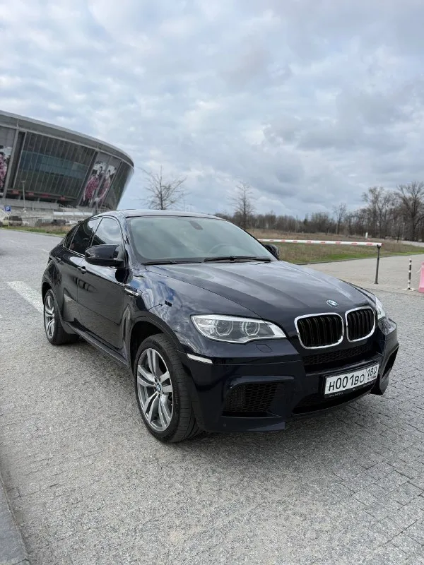 🔥 горячий лот! 🔥 bmw x6 m (e71) — мощь, стиль и адреналин в одном флаконе! представьте: вы за рулём этого красавца, под капотом рычит мощный мотор, а все взгляды прикованы к вам. этот x6 m — не просто автомобиль, это заявление! что делает его особенным: пробег всего 90 000 км — машина почти новая! без дтп и окраски — кузов в заводском состоянии, всё родное. реальная история обслуживания — всё делалось вовремя, есть документы. полный фарш: m‑пакет, спорт‑сиденья, проекция, камеры, звук — всё, что нужно для удовольствия за рулём. готов к любым приключениям — полный привод xdrive не подведёт ни в городе, ни на трассе. за рулём вы почувствуете настоящую мощь и управляемость, которой славится m‑серия. это не просто транспорт — это эмоции! цена: 2.750000руб. реальному покупателю — разумный торг. не упустите шанс стать владельцем этого красавца! звоните прямо сейчас: или пишите. осмотр по адресу: [г горловка]. готов ответить на все вопросы и организовать тест‑драйв! 📞 звоните: +7(949)3343331 - фотография - 6