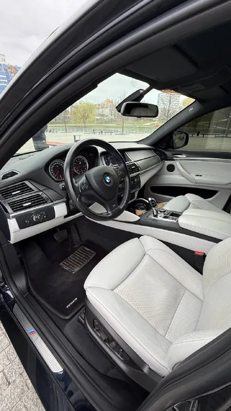 🔥 горячий лот! 🔥 bmw x6 m (e71) — мощь, стиль и адреналин в одном флаконе! представьте: вы за рулём этого красавца, под капотом рычит мощный мотор, а все взгляды прикованы к вам. этот x6 m — не просто автомобиль, это заявление! что делает его особенным: пробег всего 90 000 км — машина почти новая! без дтп и окраски — кузов в заводском состоянии, всё родное. реальная история обслуживания — всё делалось вовремя, есть документы. полный фарш: m‑пакет, спорт‑сиденья, проекция, камеры, звук — всё, что нужно для удовольствия за рулём. готов к любым приключениям — полный привод xdrive не подведёт ни в городе, ни на трассе. за рулём вы почувствуете настоящую мощь и управляемость, которой славится m‑серия. это не просто транспорт — это эмоции! цена: 2.750000руб. реальному покупателю — разумный торг. не упустите шанс стать владельцем этого красавца! звоните прямо сейчас: или пишите. осмотр по адресу: [г горловка]. готов ответить на все вопросы и организовать тест‑драйв! 📞 звоните: +7(949)3343331 - фотография - 8