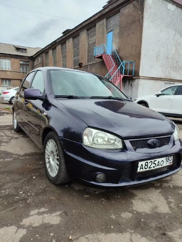 Продам ваз калина спорт 2009 год, 1.6 16 клапанная. едет очень достойно. салон ухоженный, не прокуренный, чистый. по комплектации: стоят 4 стеклоподьемника, кондиционер, центральный замок, электроусилитель руля, электрозеркала с обогревом, обогрев передних сидений. все работает, все четко. двигатель заводится с пол оборота, не дымит, не троит. коробка переключает четко, без хрустов. ошибок нет. аккумулятор хороший ( 2 года). пороги, днище, стаканы все живое ( дыр нет совсем). есть незначительные сколы. на это будет хороший торг. я хозяин. продажа только с полным переоформлением. цена 360 000 торг будет обязательно возле машины. +7 949 807 39 24 дмитрий - фотография - 1