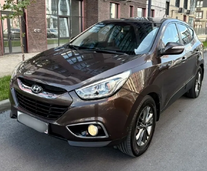 Продам hyundai ix35 2015г в кузове рестайлинг. в отличном состоянии. двигатель 2.0.бензин. пробег 195т. км. коробка автомат aisin. двигатель g4na (не имеет проблем, как до рестайлинга)работает отлично. не дымит, масло не расходует. коробка автомат японский aisin работает идеально без пинков, переключает плавно. ходовая обслужена. из последнего заменены тормозные диски перед/зад, колодки и ручник. салон в идеальном состоянии, кожа вся целая. кузов без дтп, без подкрасов. заводской ксенон, светит отлично. комплектация: помощь спуска/подъема с горы, раздельный климат-контроль, подогревы всех сидений, круиз контроль, датчик света/дождя. электрозеркала складываются, круиз контроль. мультируль, сенсорная мультимедиа, парктроники, камера заднего вида. сигнализация starline c автозапуском. документы в порядке, продажа от собственника! цена. 1.390.000 рублей (торг, возможна продажа в кредит) +79495834901 +79403963707 📞 🇷🇺 звоните: +79495834901 - фотография - 1