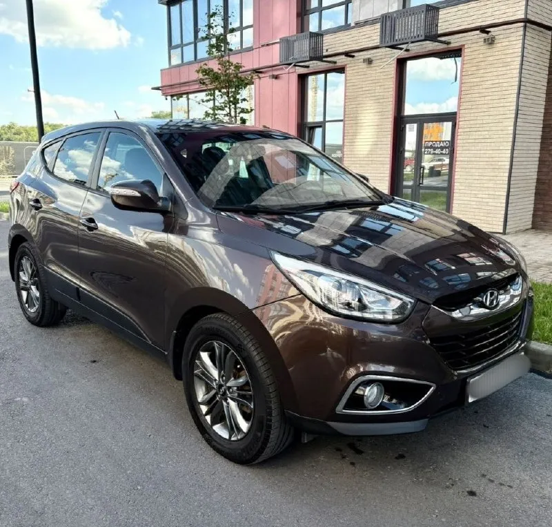 Продам hyundai ix35 2015г в кузове рестайлинг. в отличном состоянии. двигатель 2.0.бензин. пробег 195т. км. коробка автомат aisin. двигатель g4na (не имеет проблем, как до рестайлинга)работает отлично. не дымит, масло не расходует. коробка автомат японский aisin работает идеально без пинков, переключает плавно. ходовая обслужена. из последнего заменены тормозные диски перед/зад, колодки и ручник. салон в идеальном состоянии, кожа вся целая. кузов без дтп, без подкрасов. заводской ксенон, светит отлично. комплектация: помощь спуска/подъема с горы, раздельный климат-контроль, подогревы всех сидений, круиз контроль, датчик света/дождя. электрозеркала складываются, круиз контроль. мультируль, сенсорная мультимедиа, парктроники, камера заднего вида. сигнализация starline c автозапуском. документы в порядке, продажа от собственника! цена. 1.390.000 рублей (торг, возможна продажа в кредит) +79495834901 +79403963707 📞 🇷🇺 звоните: +79495834901 - фотография - 2