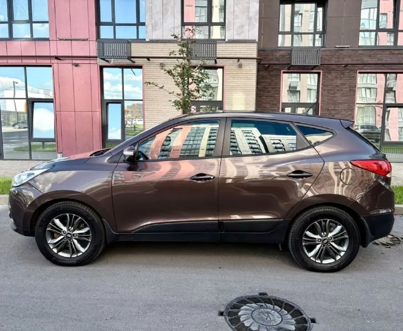 Продам hyundai ix35 2015г в кузове рестайлинг. в отличном состоянии. двигатель 2.0.бензин. пробег 195т. км. коробка автомат aisin. двигатель g4na (не имеет проблем, как до рестайлинга)работает отлично. не дымит, масло не расходует. коробка автомат японский aisin работает идеально без пинков, переключает плавно. ходовая обслужена. из последнего заменены тормозные диски перед/зад, колодки и ручник. салон в идеальном состоянии, кожа вся целая. кузов без дтп, без подкрасов. заводской ксенон, светит отлично. комплектация: помощь спуска/подъема с горы, раздельный климат-контроль, подогревы всех сидений, круиз контроль, датчик света/дождя. электрозеркала складываются, круиз контроль. мультируль, сенсорная мультимедиа, парктроники, камера заднего вида. сигнализация starline c автозапуском. документы в порядке, продажа от собственника! цена. 1.390.000 рублей (торг, возможна продажа в кредит) +79495834901 +79403963707 📞 🇷🇺 звоните: +79495834901 - фотография - 3