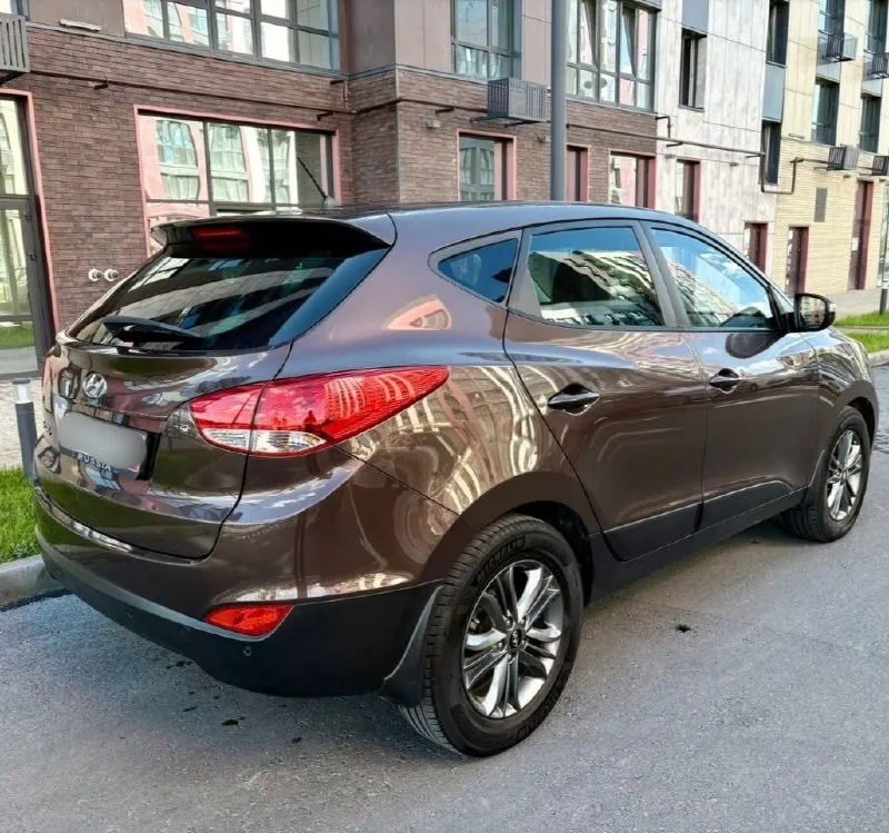Продам hyundai ix35 2015г в кузове рестайлинг. в отличном состоянии. двигатель 2.0.бензин. пробег 195т. км. коробка автомат aisin. двигатель g4na (не имеет проблем, как до рестайлинга)работает отлично. не дымит, масло не расходует. коробка автомат японский aisin работает идеально без пинков, переключает плавно. ходовая обслужена. из последнего заменены тормозные диски перед/зад, колодки и ручник. салон в идеальном состоянии, кожа вся целая. кузов без дтп, без подкрасов. заводской ксенон, светит отлично. комплектация: помощь спуска/подъема с горы, раздельный климат-контроль, подогревы всех сидений, круиз контроль, датчик света/дождя. электрозеркала складываются, круиз контроль. мультируль, сенсорная мультимедиа, парктроники, камера заднего вида. сигнализация starline c автозапуском. документы в порядке, продажа от собственника! цена. 1.390.000 рублей (торг, возможна продажа в кредит) +79495834901 +79403963707 📞 🇷🇺 звоните: +79495834901 - фотография - 4