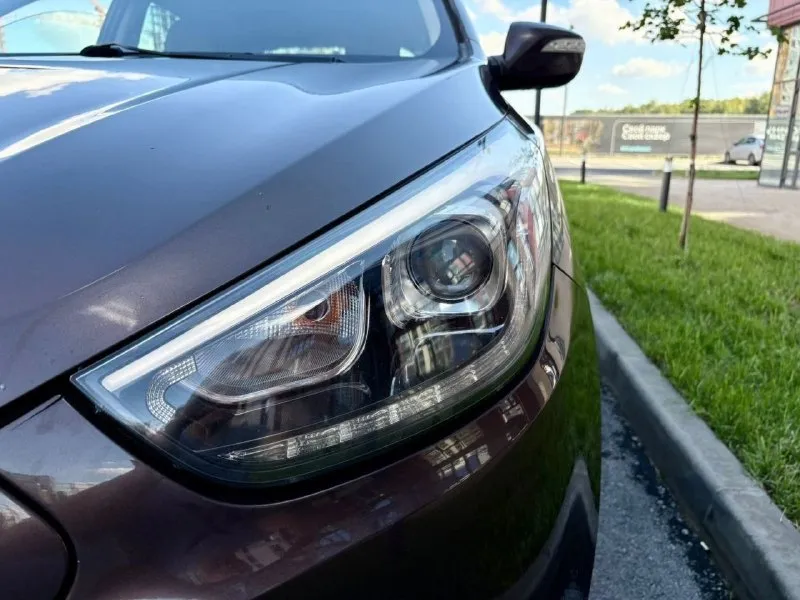 Продам hyundai ix35 2015г в кузове рестайлинг. в отличном состоянии. двигатель 2.0.бензин. пробег 195т. км. коробка автомат aisin. двигатель g4na (не имеет проблем, как до рестайлинга)работает отлично. не дымит, масло не расходует. коробка автомат японский aisin работает идеально без пинков, переключает плавно. ходовая обслужена. из последнего заменены тормозные диски перед/зад, колодки и ручник. салон в идеальном состоянии, кожа вся целая. кузов без дтп, без подкрасов. заводской ксенон, светит отлично. комплектация: помощь спуска/подъема с горы, раздельный климат-контроль, подогревы всех сидений, круиз контроль, датчик света/дождя. электрозеркала складываются, круиз контроль. мультируль, сенсорная мультимедиа, парктроники, камера заднего вида. сигнализация starline c автозапуском. документы в порядке, продажа от собственника! цена. 1.390.000 рублей (торг, возможна продажа в кредит) +79495834901 +79403963707 📞 🇷🇺 звоните: +79495834901 - фотография - 5