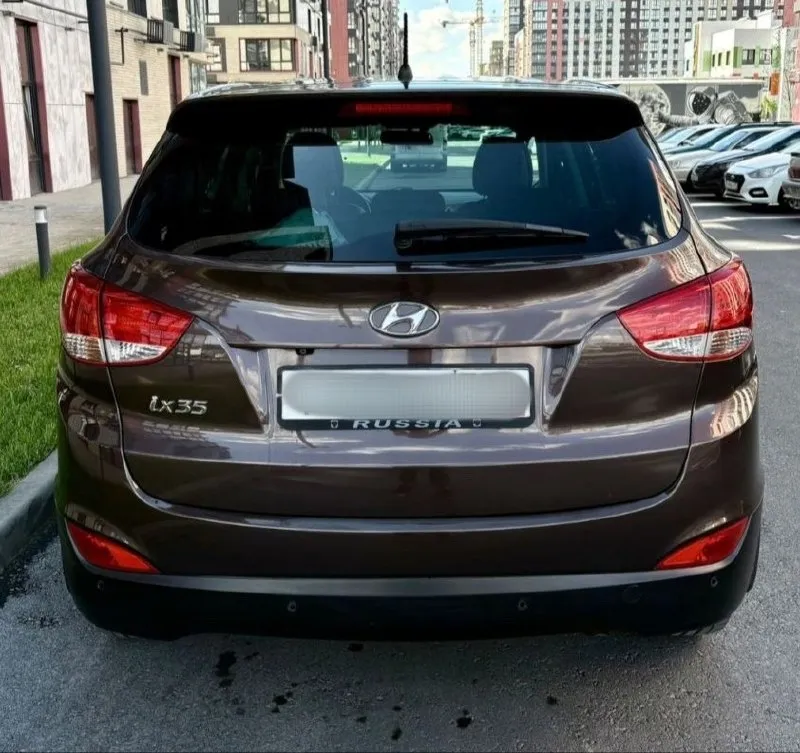 Продам hyundai ix35 2015г в кузове рестайлинг. в отличном состоянии. двигатель 2.0.бензин. пробег 195т. км. коробка автомат aisin. двигатель g4na (не имеет проблем, как до рестайлинга)работает отлично. не дымит, масло не расходует. коробка автомат японский aisin работает идеально без пинков, переключает плавно. ходовая обслужена. из последнего заменены тормозные диски перед/зад, колодки и ручник. салон в идеальном состоянии, кожа вся целая. кузов без дтп, без подкрасов. заводской ксенон, светит отлично. комплектация: помощь спуска/подъема с горы, раздельный климат-контроль, подогревы всех сидений, круиз контроль, датчик света/дождя. электрозеркала складываются, круиз контроль. мультируль, сенсорная мультимедиа, парктроники, камера заднего вида. сигнализация starline c автозапуском. документы в порядке, продажа от собственника! цена. 1.390.000 рублей (торг, возможна продажа в кредит) +79495834901 +79403963707 📞 🇷🇺 звоните: +79495834901 - фотография - 6