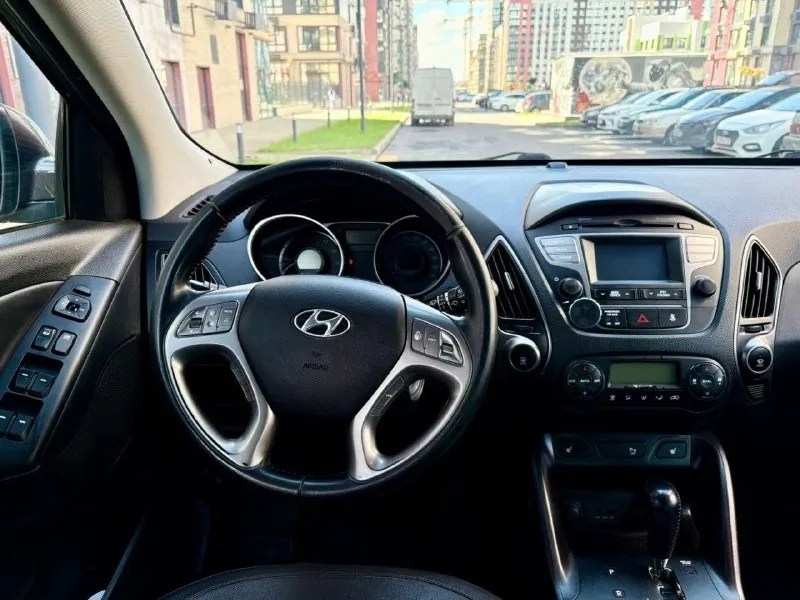 Продам hyundai ix35 2015г в кузове рестайлинг. в отличном состоянии. двигатель 2.0.бензин. пробег 195т. км. коробка автомат aisin. двигатель g4na (не имеет проблем, как до рестайлинга)работает отлично. не дымит, масло не расходует. коробка автомат японский aisin работает идеально без пинков, переключает плавно. ходовая обслужена. из последнего заменены тормозные диски перед/зад, колодки и ручник. салон в идеальном состоянии, кожа вся целая. кузов без дтп, без подкрасов. заводской ксенон, светит отлично. комплектация: помощь спуска/подъема с горы, раздельный климат-контроль, подогревы всех сидений, круиз контроль, датчик света/дождя. электрозеркала складываются, круиз контроль. мультируль, сенсорная мультимедиа, парктроники, камера заднего вида. сигнализация starline c автозапуском. документы в порядке, продажа от собственника! цена. 1.390.000 рублей (торг, возможна продажа в кредит) +79495834901 +79403963707 📞 🇷🇺 звоните: +79495834901 - фотография - 7