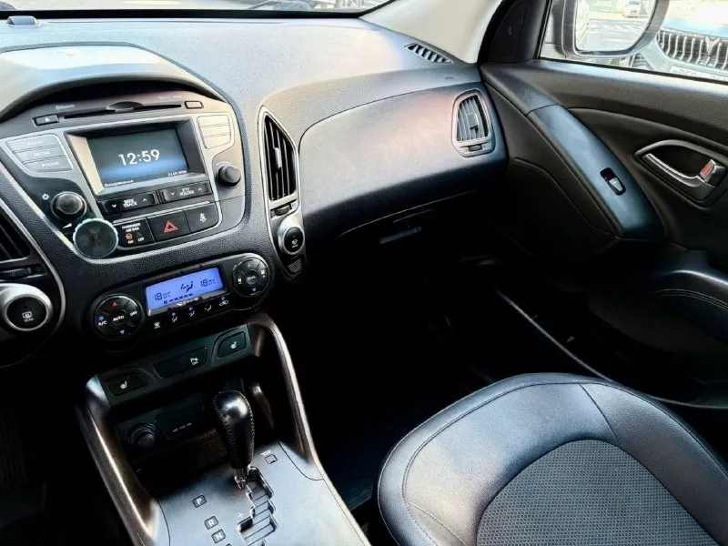 Продам hyundai ix35 2015г в кузове рестайлинг. в отличном состоянии. двигатель 2.0.бензин. пробег 195т. км. коробка автомат aisin. двигатель g4na (не имеет проблем, как до рестайлинга)работает отлично. не дымит, масло не расходует. коробка автомат японский aisin работает идеально без пинков, переключает плавно. ходовая обслужена. из последнего заменены тормозные диски перед/зад, колодки и ручник. салон в идеальном состоянии, кожа вся целая. кузов без дтп, без подкрасов. заводской ксенон, светит отлично. комплектация: помощь спуска/подъема с горы, раздельный климат-контроль, подогревы всех сидений, круиз контроль, датчик света/дождя. электрозеркала складываются, круиз контроль. мультируль, сенсорная мультимедиа, парктроники, камера заднего вида. сигнализация starline c автозапуском. документы в порядке, продажа от собственника! цена. 1.390.000 рублей (торг, возможна продажа в кредит) +79495834901 +79403963707 📞 🇷🇺 звоните: +79495834901 - фотография - 8