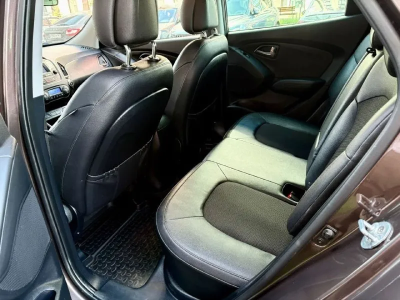 Продам hyundai ix35 2015г в кузове рестайлинг. в отличном состоянии. двигатель 2.0.бензин. пробег 195т. км. коробка автомат aisin. двигатель g4na (не имеет проблем, как до рестайлинга)работает отлично. не дымит, масло не расходует. коробка автомат японский aisin работает идеально без пинков, переключает плавно. ходовая обслужена. из последнего заменены тормозные диски перед/зад, колодки и ручник. салон в идеальном состоянии, кожа вся целая. кузов без дтп, без подкрасов. заводской ксенон, светит отлично. комплектация: помощь спуска/подъема с горы, раздельный климат-контроль, подогревы всех сидений, круиз контроль, датчик света/дождя. электрозеркала складываются, круиз контроль. мультируль, сенсорная мультимедиа, парктроники, камера заднего вида. сигнализация starline c автозапуском. документы в порядке, продажа от собственника! цена. 1.390.000 рублей (торг, возможна продажа в кредит) +79495834901 +79403963707 📞 🇷🇺 звоните: +79495834901 - фотография - 9
