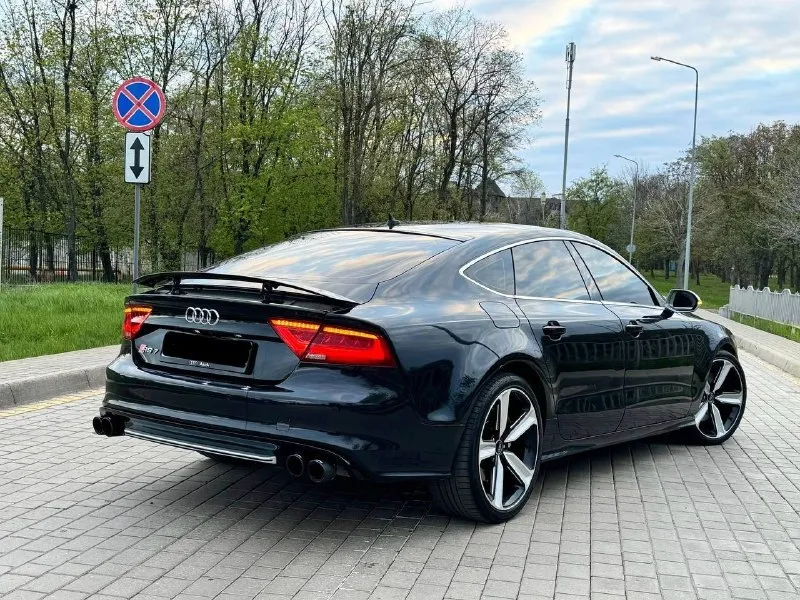 Продам очень привлекательный автомобиль audi a7 rs full 2013 года выпуска надежный бензиновый мотор, 3 литра, 310 лошадей под капотом. работает превосходно, нет ошибок, не троит и не дымит! коробка автомат, без нареканий, без пенков и рывков, переключает мягко и четко! ходовая обслужена полностью, нет ни малейшего звука! кузов замечательно выглядит, нет нареканий. машина в жирной комплектации, работает каждая кнопка, r21 диски на хорошей резине пилот спорт, у авто много доработок и прочего, приятный регулируемый выхлоп. детальней звоните цена 1.770.000р готов пообщаться с быстрым покупателем возможен обмен, помогу с продажей в кредит 89493752075 89281188827 📞 🇷🇺 звоните: +7(928)1188827 - фотография - 5