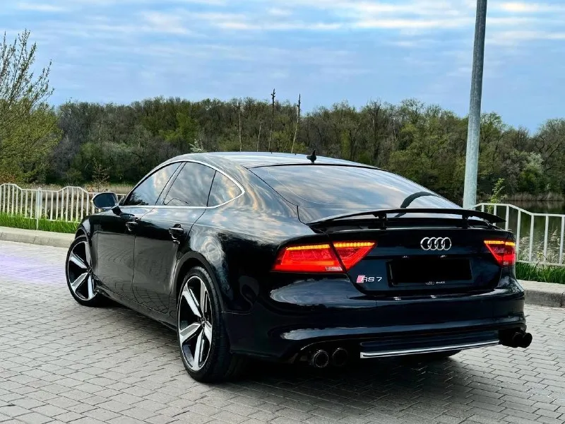 Продам очень привлекательный автомобиль audi a7 rs full 2013 года выпуска надежный бензиновый мотор, 3 литра, 310 лошадей под капотом. работает превосходно, нет ошибок, не троит и не дымит! коробка автомат, без нареканий, без пенков и рывков, переключает мягко и четко! ходовая обслужена полностью, нет ни малейшего звука! кузов замечательно выглядит, нет нареканий. машина в жирной комплектации, работает каждая кнопка, r21 диски на хорошей резине пилот спорт, у авто много доработок и прочего, приятный регулируемый выхлоп. детальней звоните цена 1.770.000р готов пообщаться с быстрым покупателем возможен обмен, помогу с продажей в кредит 89493752075 89281188827 📞 🇷🇺 звоните: +7(928)1188827 - фотография - 6