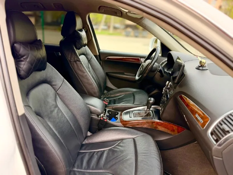 🔥 audi q5 2009 — стиль, мощность и комфорт в одном авто! 🔥 продаю audi q5 2009 (пробег 257000) с надежным и динамичным двигателем 2.0 tfsi. отличный вариант для города и трассы — сочетание премиального комфорта и уверенного полного привода quattro. — мощный и экономичный двигатель 2.0 tfsi — легендарный полный привод quattro — уверенность на любой дороге — комфортный и просторный салон премиум-класса — отличная шумоизоляция и плавность хода — высокая посадка — удобство и безопасность 🛠 состояние: — технически полностью исправен — двигатель и коробка работают без нареканий — чистый, ухоженный салон — кузов в хорошем состоянии — регулярное обслуживание, своевременная замена расходников ⚙️ оснащение: — климат-контроль — webasto — мультимедиа система teyes lux one — полный электропакет — парктроники (передние/задние) — камера заднего вида —электропривод багажника с доводчиком 🎁 комплект зимней резины с дисками 💰 цена: 1500000 📲 пишите и звоните +79591210686 📞 звоните: +7(959)1210686 - фотография - 4