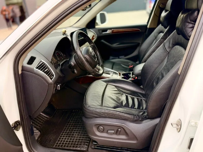 🔥 audi q5 2009 — стиль, мощность и комфорт в одном авто! 🔥 продаю audi q5 2009 (пробег 257000) с надежным и динамичным двигателем 2.0 tfsi. отличный вариант для города и трассы — сочетание премиального комфорта и уверенного полного привода quattro. — мощный и экономичный двигатель 2.0 tfsi — легендарный полный привод quattro — уверенность на любой дороге — комфортный и просторный салон премиум-класса — отличная шумоизоляция и плавность хода — высокая посадка — удобство и безопасность 🛠 состояние: — технически полностью исправен — двигатель и коробка работают без нареканий — чистый, ухоженный салон — кузов в хорошем состоянии — регулярное обслуживание, своевременная замена расходников ⚙️ оснащение: — климат-контроль — webasto — мультимедиа система teyes lux one — полный электропакет — парктроники (передние/задние) — камера заднего вида —электропривод багажника с доводчиком 🎁 комплект зимней резины с дисками 💰 цена: 1500000 📲 пишите и звоните +79591210686 📞 звоните: +7(959)1210686 - фотография - 7
