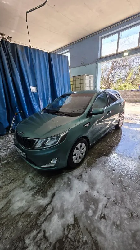 Продам киа рио хетчбэк 2013 года объем двигателя 1.6 коробка передач автомат пробег 237.000 (родной!) я третья хозяйка по птс, продаю с полным переоформлением в мрео машина была пригнана мне из краснодарского края, тоже ездила девушка. в салоне не курили! машина полностью обслужена, ходовая часть, масла, фильтры, нет ни одной ошибки по электрике, полностью менялась система охлаждения (компрессор, радиатор, промывка системы, всё новое) кондиционер заправлен. масло не ест вообще, коробка переключает плавно. есть следы сколов и царапины в силу возраста. видео скину по запросу. нет ржавчины и гнили нигде. остальные вопросы по телефону и вин код по запросу город донецк +79498177577 инна телеграм @inna81775 рассмотрю обмен на машину дороже, с моей доплатой. цена 870 тысяч рублей торг - фотография - 1
