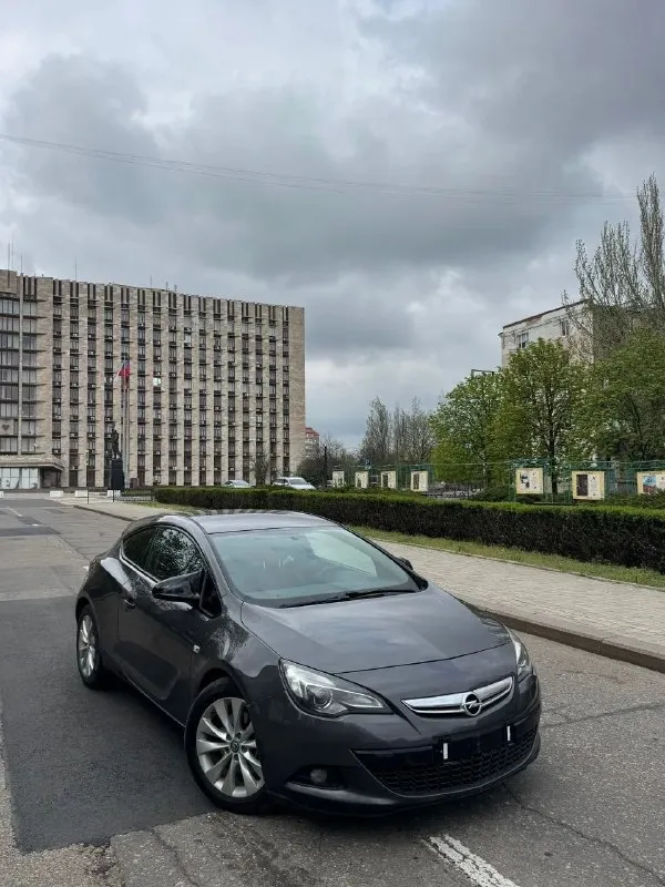 Продам opel astra j gtc 2012 г. в. 212 т. км родного пробега мотор: 1.4 т (140 л. с) привод: передний безопасность вся на месте. мотор без нареканий. коробка автомат(gm) 6ти ступенчатая. r18 заводские диски. богатая комплектация: салон-комбинированная кожа, подогревы, двухзонный климат-контроль, круиз-контроль, парктроники задние, подогрев руля, мультируль, заводская подсветка салона, магнитола teyes. фары в бронепленке. руль перешит два ключа. ходовая не стучит, не гремит. есть мелкие нюансы. отдам зимнюю резину и все, что с машины есть. за машиной тщательно ухаживали, сейчас машина находится в полировке и в керамике. на 180 учете, я собственник, переоформление без проблем. штрафов, запретов, арестов, залогов нет. цена: 1.000.000 рублей. хороший торг. +79493856562 тимур - фотография - 1