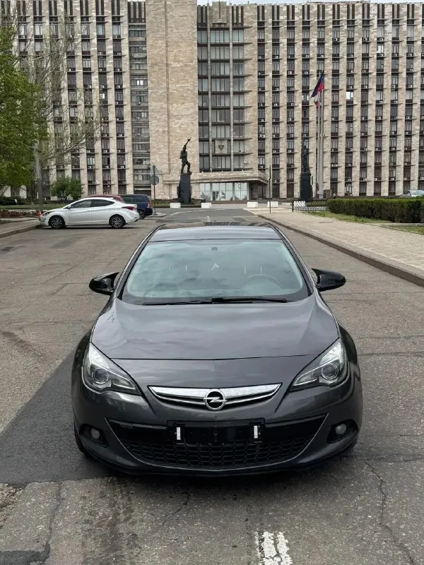 Продам opel astra j gtc 2012 г. в. 212 т. км родного пробега мотор: 1.4 т (140 л. с) привод: передний безопасность вся на месте. мотор без нареканий. коробка автомат(gm) 6ти ступенчатая. r18 заводские диски. богатая комплектация: салон-комбинированная кожа, подогревы, двухзонный климат-контроль, круиз-контроль, парктроники задние, подогрев руля, мультируль, заводская подсветка салона, магнитола teyes. фары в бронепленке. руль перешит два ключа. ходовая не стучит, не гремит. есть мелкие нюансы. отдам зимнюю резину и все, что с машины есть. за машиной тщательно ухаживали, сейчас машина находится в полировке и в керамике. на 180 учете, я собственник, переоформление без проблем. штрафов, запретов, арестов, залогов нет. цена: 1.000.000 рублей. хороший торг. +79493856562 тимур - фотография - 2