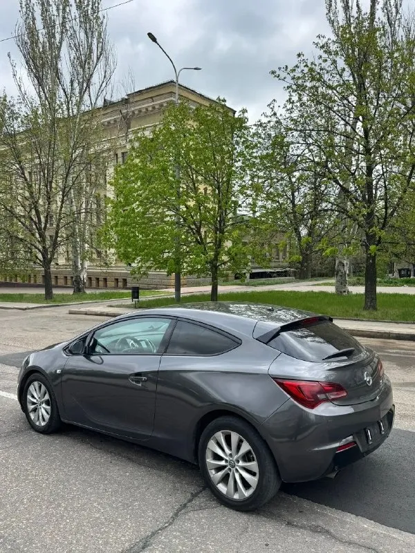 Продам opel astra j gtc 2012 г. в. 212 т. км родного пробега мотор: 1.4 т (140 л. с) привод: передний безопасность вся на месте. мотор без нареканий. коробка автомат(gm) 6ти ступенчатая. r18 заводские диски. богатая комплектация: салон-комбинированная кожа, подогревы, двухзонный климат-контроль, круиз-контроль, парктроники задние, подогрев руля, мультируль, заводская подсветка салона, магнитола teyes. фары в бронепленке. руль перешит два ключа. ходовая не стучит, не гремит. есть мелкие нюансы. отдам зимнюю резину и все, что с машины есть. за машиной тщательно ухаживали, сейчас машина находится в полировке и в керамике. на 180 учете, я собственник, переоформление без проблем. штрафов, запретов, арестов, залогов нет. цена: 1.000.000 рублей. хороший торг. +79493856562 тимур - фотография - 3
