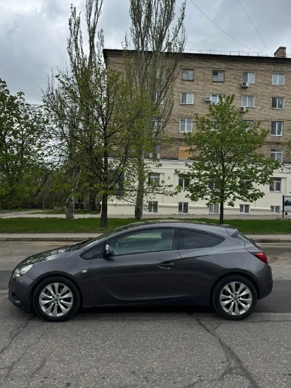 Продам opel astra j gtc 2012 г. в. 212 т. км родного пробега мотор: 1.4 т (140 л. с) привод: передний безопасность вся на месте. мотор без нареканий. коробка автомат(gm) 6ти ступенчатая. r18 заводские диски. богатая комплектация: салон-комбинированная кожа, подогревы, двухзонный климат-контроль, круиз-контроль, парктроники задние, подогрев руля, мультируль, заводская подсветка салона, магнитола teyes. фары в бронепленке. руль перешит два ключа. ходовая не стучит, не гремит. есть мелкие нюансы. отдам зимнюю резину и все, что с машины есть. за машиной тщательно ухаживали, сейчас машина находится в полировке и в керамике. на 180 учете, я собственник, переоформление без проблем. штрафов, запретов, арестов, залогов нет. цена: 1.000.000 рублей. хороший торг. +79493856562 тимур - фотография - 4