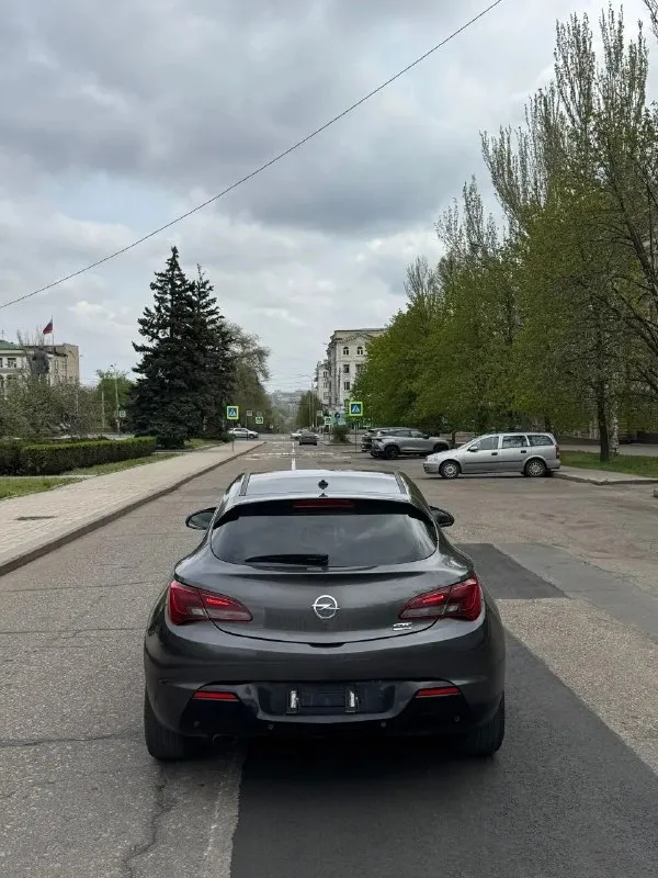 Продам opel astra j gtc 2012 г. в. 212 т. км родного пробега мотор: 1.4 т (140 л. с) привод: передний безопасность вся на месте. мотор без нареканий. коробка автомат(gm) 6ти ступенчатая. r18 заводские диски. богатая комплектация: салон-комбинированная кожа, подогревы, двухзонный климат-контроль, круиз-контроль, парктроники задние, подогрев руля, мультируль, заводская подсветка салона, магнитола teyes. фары в бронепленке. руль перешит два ключа. ходовая не стучит, не гремит. есть мелкие нюансы. отдам зимнюю резину и все, что с машины есть. за машиной тщательно ухаживали, сейчас машина находится в полировке и в керамике. на 180 учете, я собственник, переоформление без проблем. штрафов, запретов, арестов, залогов нет. цена: 1.000.000 рублей. хороший торг. +79493856562 тимур - фотография - 5