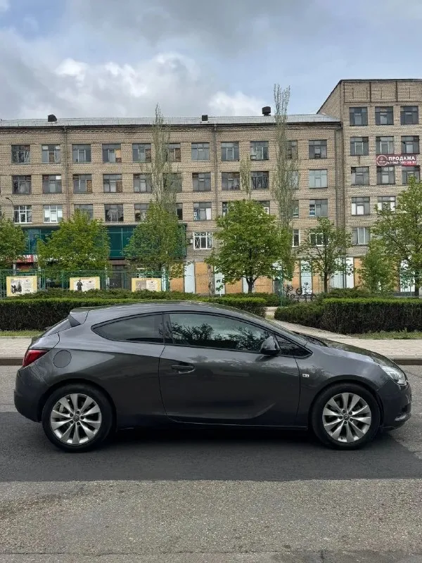 Продам opel astra j gtc 2012 г. в. 212 т. км родного пробега мотор: 1.4 т (140 л. с) привод: передний безопасность вся на месте. мотор без нареканий. коробка автомат(gm) 6ти ступенчатая. r18 заводские диски. богатая комплектация: салон-комбинированная кожа, подогревы, двухзонный климат-контроль, круиз-контроль, парктроники задние, подогрев руля, мультируль, заводская подсветка салона, магнитола teyes. фары в бронепленке. руль перешит два ключа. ходовая не стучит, не гремит. есть мелкие нюансы. отдам зимнюю резину и все, что с машины есть. за машиной тщательно ухаживали, сейчас машина находится в полировке и в керамике. на 180 учете, я собственник, переоформление без проблем. штрафов, запретов, арестов, залогов нет. цена: 1.000.000 рублей. хороший торг. +79493856562 тимур - фотография - 6