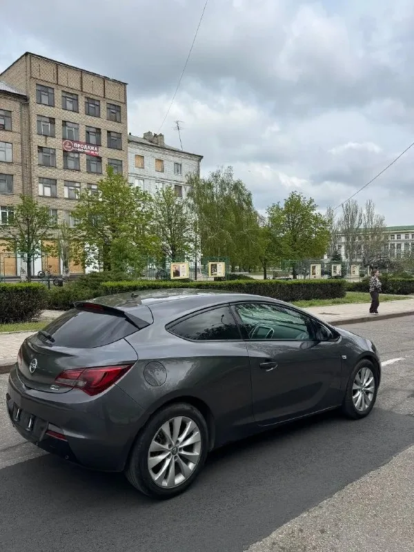 Продам opel astra j gtc 2012 г. в. 212 т. км родного пробега мотор: 1.4 т (140 л. с) привод: передний безопасность вся на месте. мотор без нареканий. коробка автомат(gm) 6ти ступенчатая. r18 заводские диски. богатая комплектация: салон-комбинированная кожа, подогревы, двухзонный климат-контроль, круиз-контроль, парктроники задние, подогрев руля, мультируль, заводская подсветка салона, магнитола teyes. фары в бронепленке. руль перешит два ключа. ходовая не стучит, не гремит. есть мелкие нюансы. отдам зимнюю резину и все, что с машины есть. за машиной тщательно ухаживали, сейчас машина находится в полировке и в керамике. на 180 учете, я собственник, переоформление без проблем. штрафов, запретов, арестов, залогов нет. цена: 1.000.000 рублей. хороший торг. +79493856562 тимур - фотография - 7