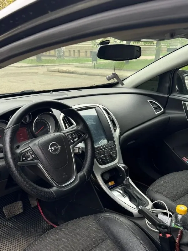 Продам opel astra j gtc 2012 г. в. 212 т. км родного пробега мотор: 1.4 т (140 л. с) привод: передний безопасность вся на месте. мотор без нареканий. коробка автомат(gm) 6ти ступенчатая. r18 заводские диски. богатая комплектация: салон-комбинированная кожа, подогревы, двухзонный климат-контроль, круиз-контроль, парктроники задние, подогрев руля, мультируль, заводская подсветка салона, магнитола teyes. фары в бронепленке. руль перешит два ключа. ходовая не стучит, не гремит. есть мелкие нюансы. отдам зимнюю резину и все, что с машины есть. за машиной тщательно ухаживали, сейчас машина находится в полировке и в керамике. на 180 учете, я собственник, переоформление без проблем. штрафов, запретов, арестов, залогов нет. цена: 1.000.000 рублей. хороший торг. +79493856562 тимур - фотография - 8
