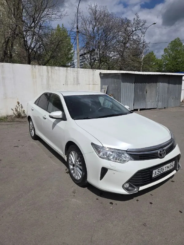 Продам тойота камри 2014 год. объем двигателя 3.5, коробка обычный автомат. машина в отличном состоянии абсолютно без вложений. пробег 238 тыс. оригинал любые проверки. машина живая, что большая редкость для камри этих годов. по кузову два вторичных окрасов. двигатель, коробка, салон на 5 с плюсом. полная комплектация. любые проверки на вашем сто. диагностическая карта есть, можно сразу переоформить в мрэо. цена 2 050 000 торг тел +79495058416 - фотография - 1