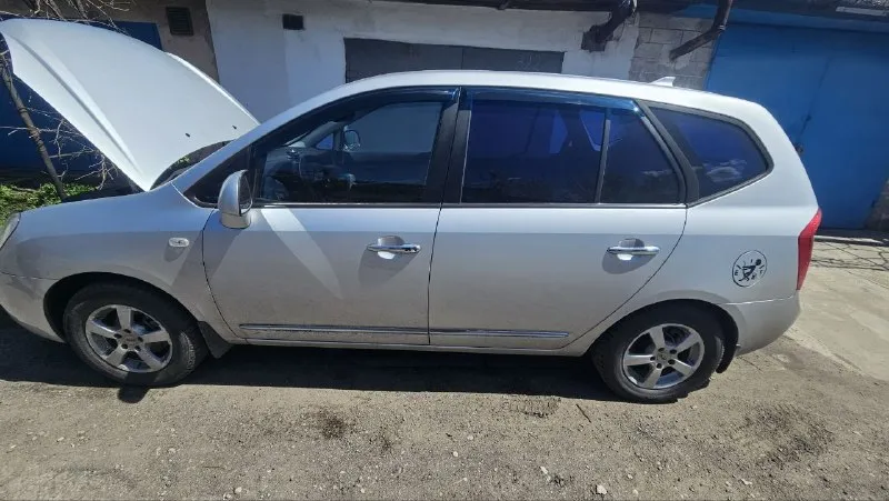🚗 kia carens 2008 г. продаётся семейный 7 местеый автомобиль в идеальном состоянии. пробег: 260к ходовая не гримит не стучит мягко едет! мотор 2.0л шепчит без требований! кузов без ржавчинки и сколов! днище целое без ржавчины и гнили! я хозяин переоформление без проблем. нюанс по лобовому стеклу трещина с правой стороны из за этого не работает подогрев стекла. установлен 9 дюймовый многофункциональный манитор с возможностью управлять голосом. установлены доводчики стёкл. установлен газ (вписан). салом чистый ухоженный в такси не работала. вся электроника работает исправно без нареканий. цена 1 000 000р. (торг у копота) руслан +79494623070 толик +79151567623 цена авто оргументируется идеальным состоянием! и чистыми документами! цена: 1000000 ₽ 📲 tg: andrei semenchenko 📞 🇷🇺 звоните: +79494623070 авторынок днр донецк - фотография - 2