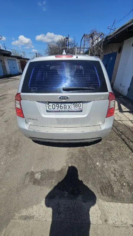 🚗 kia carens 2008 г. продаётся семейный 7 местеый автомобиль в идеальном состоянии. пробег: 260к ходовая не гримит не стучит мягко едет! мотор 2.0л шепчит без требований! кузов без ржавчинки и сколов! днище целое без ржавчины и гнили! я хозяин переоформление без проблем. нюанс по лобовому стеклу трещина с правой стороны из за этого не работает подогрев стекла. установлен 9 дюймовый многофункциональный манитор с возможностью управлять голосом. установлены доводчики стёкл. установлен газ (вписан). салом чистый ухоженный в такси не работала. вся электроника работает исправно без нареканий. цена 1 000 000р. (торг у копота) руслан +79494623070 толик +79151567623 цена авто оргументируется идеальным состоянием! и чистыми документами! цена: 1000000 ₽ 📲 tg: andrei semenchenko 📞 🇷🇺 звоните: +79494623070 авторынок днр донецк - фотография - 3