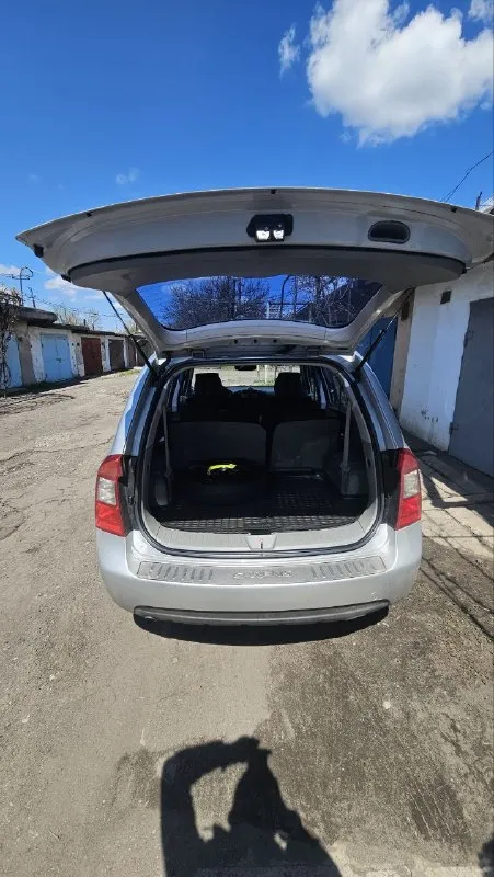 🚗 kia carens 2008 г. продаётся семейный 7 местеый автомобиль в идеальном состоянии. пробег: 260к ходовая не гримит не стучит мягко едет! мотор 2.0л шепчит без требований! кузов без ржавчинки и сколов! днище целое без ржавчины и гнили! я хозяин переоформление без проблем. нюанс по лобовому стеклу трещина с правой стороны из за этого не работает подогрев стекла. установлен 9 дюймовый многофункциональный манитор с возможностью управлять голосом. установлены доводчики стёкл. установлен газ (вписан). салом чистый ухоженный в такси не работала. вся электроника работает исправно без нареканий. цена 1 000 000р. (торг у копота) руслан +79494623070 толик +79151567623 цена авто оргументируется идеальным состоянием! и чистыми документами! цена: 1000000 ₽ 📲 tg: andrei semenchenko 📞 🇷🇺 звоните: +79494623070 авторынок днр донецк - фотография - 4