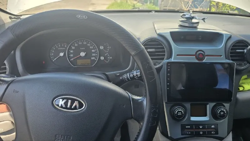 🚗 kia carens 2008 г. продаётся семейный 7 местеый автомобиль в идеальном состоянии. пробег: 260к ходовая не гримит не стучит мягко едет! мотор 2.0л шепчит без требований! кузов без ржавчинки и сколов! днище целое без ржавчины и гнили! я хозяин переоформление без проблем. нюанс по лобовому стеклу трещина с правой стороны из за этого не работает подогрев стекла. установлен 9 дюймовый многофункциональный манитор с возможностью управлять голосом. установлены доводчики стёкл. установлен газ (вписан). салом чистый ухоженный в такси не работала. вся электроника работает исправно без нареканий. цена 1 000 000р. (торг у копота) руслан +79494623070 толик +79151567623 цена авто оргументируется идеальным состоянием! и чистыми документами! цена: 1000000 ₽ 📲 tg: andrei semenchenko 📞 🇷🇺 звоните: +79494623070 авторынок днр донецк - фотография - 6