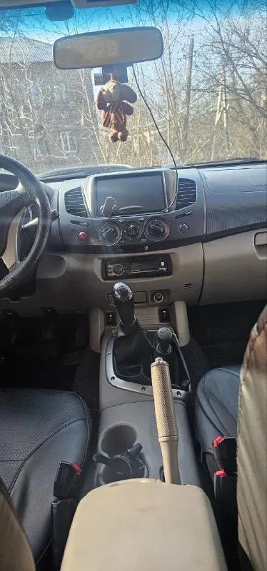 Здравствуйте продаётся машина mitsubishi l 200, 2008 года. 2,5 дизель. машина в хорошем состояние. ходовая перебраная полностью, заменены рессоры, заменены ремни грм полностью, стоят новые задние амортизаторы, в дтп не было, работает идеально, сигнализация с автозапускам, турбина работает отлично раздатка так же идеально, кондиционер дует отлично, за машиной ухаживали. отдам с хорошей зимней резиной на дисках. с документами все хорошо 180 регион. цена 1 🍋+79494879715. - фотография - 5
