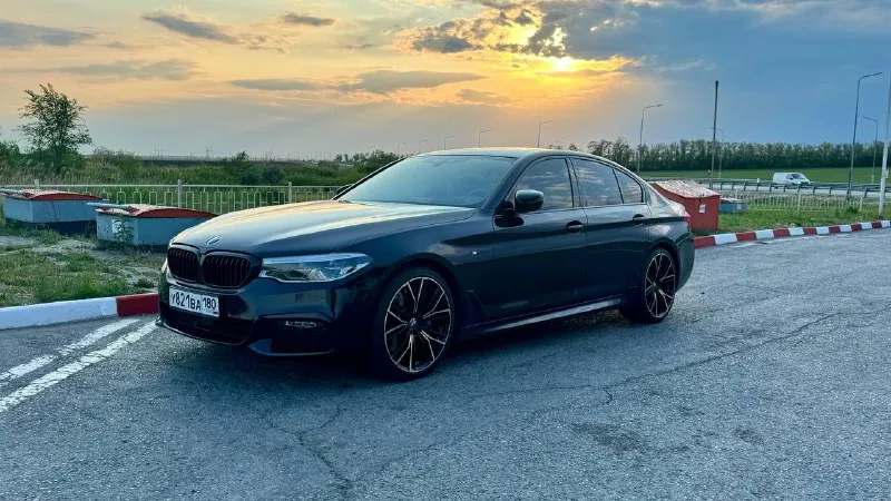 Продам bmw 540d xdrive (3 литра 320л. с., полный привод), 2019 г. в. цена: 4,790,000₽ торг. пробег 98 тыс. км. во владении с июня 23 года, есть bmw air (данные машины в германии, пробег, комплектация). автомобиль целый, без дтп и окрасов, все стекла заводские. машина вся оклеена в бронепленку (shadow guard) и покрыта керамикой (krytex), также оклеены глянцевые элементы в салоне и монитор мультимедиа с приборной панелью. два комплекта оригинальных ковров. немного о комплектации: - адаптивные led фары - датчики мертвых зон - проекция на лобовое - 4-х зонный климат - подогрев/вентиляция, память передних сидений - подогрев задних сидений - ломающиеся спинки передних сидений - электропривод крышки багажника (+открытие взмахом ноги) - заводской м пакет - адаптивный круиз контроль, удержание в полосе - датчик дождя/света - парктроник 360 - камера заднего вида - заводской shadow line - тормоза м performance автомобиль обс 📲 tg: виталий 📞 звоните: +7(949)3509152 - фотография - 1
