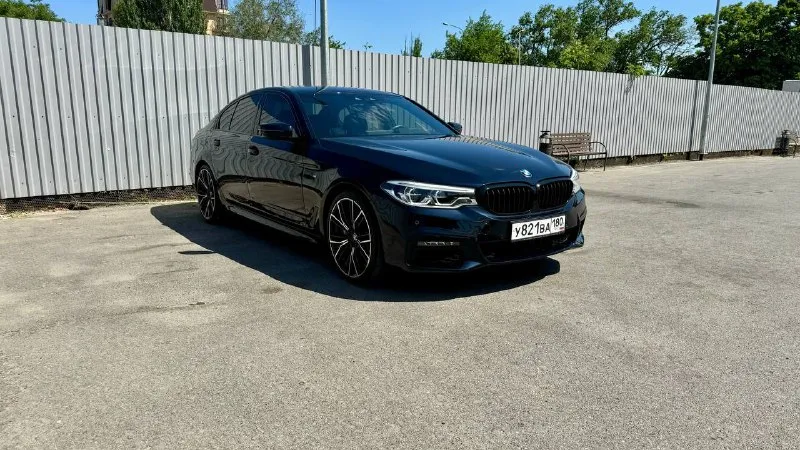 Продам bmw 540d xdrive (3 литра 320л. с., полный привод), 2019 г. в. цена: 4,790,000₽ торг. пробег 98 тыс. км. во владении с июня 23 года, есть bmw air (данные машины в германии, пробег, комплектация). автомобиль целый, без дтп и окрасов, все стекла заводские. машина вся оклеена в бронепленку (shadow guard) и покрыта керамикой (krytex), также оклеены глянцевые элементы в салоне и монитор мультимедиа с приборной панелью. два комплекта оригинальных ковров. немного о комплектации: - адаптивные led фары - датчики мертвых зон - проекция на лобовое - 4-х зонный климат - подогрев/вентиляция, память передних сидений - подогрев задних сидений - ломающиеся спинки передних сидений - электропривод крышки багажника (+открытие взмахом ноги) - заводской м пакет - адаптивный круиз контроль, удержание в полосе - датчик дождя/света - парктроник 360 - камера заднего вида - заводской shadow line - тормоза м performance автомобиль обс 📲 tg: виталий 📞 звоните: +7(949)3509152 - фотография - 2